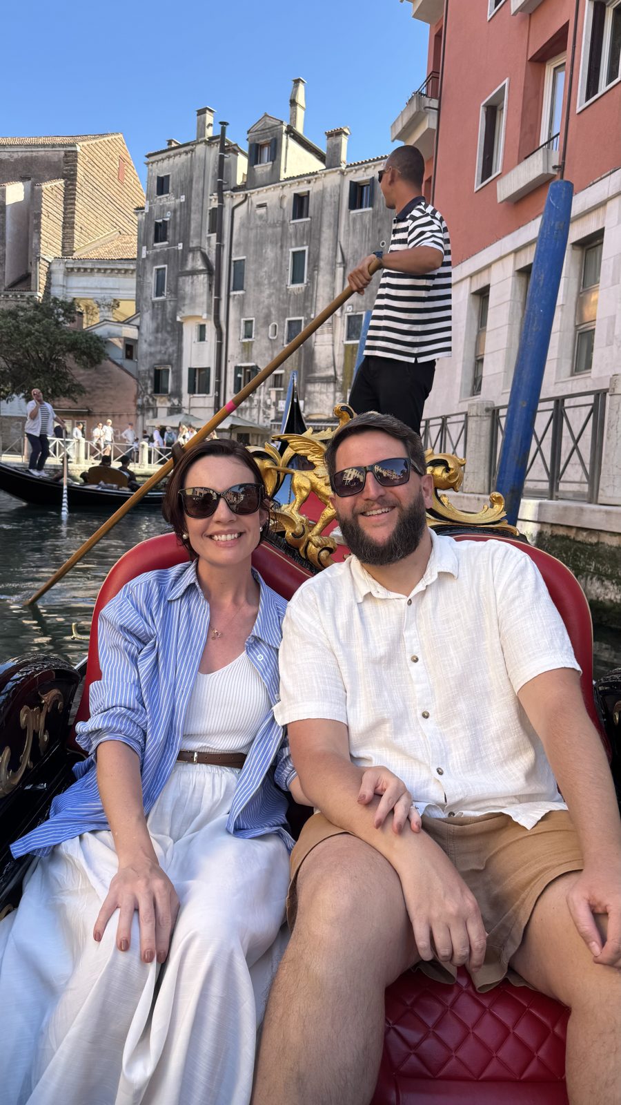 Rudi e Carol sentados em gôndola durante passeio pelos canais de Veneza