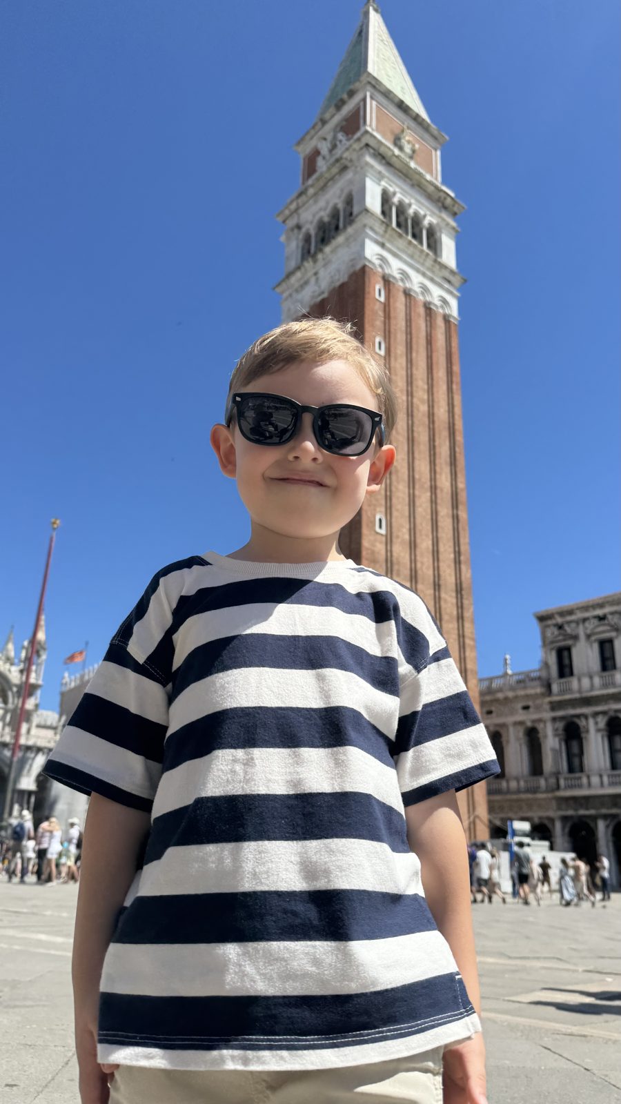 Samuel na Praça de São Marco com o Campanile ao fundo em Veneza