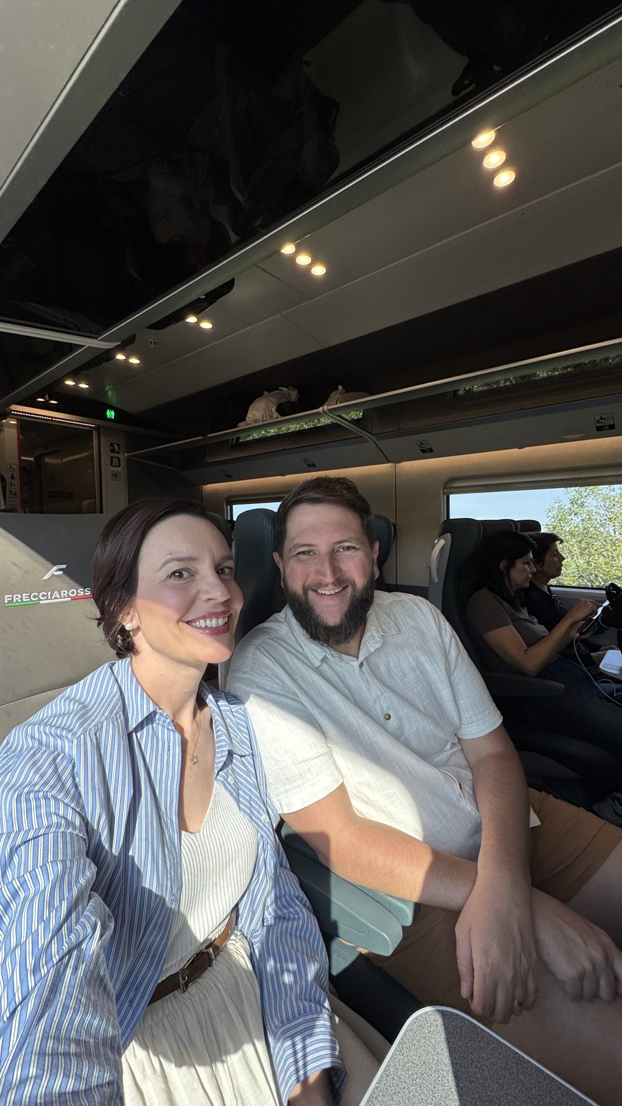 Rudi e Carol sentados no trem Frecciarossa a caminho de Veneza