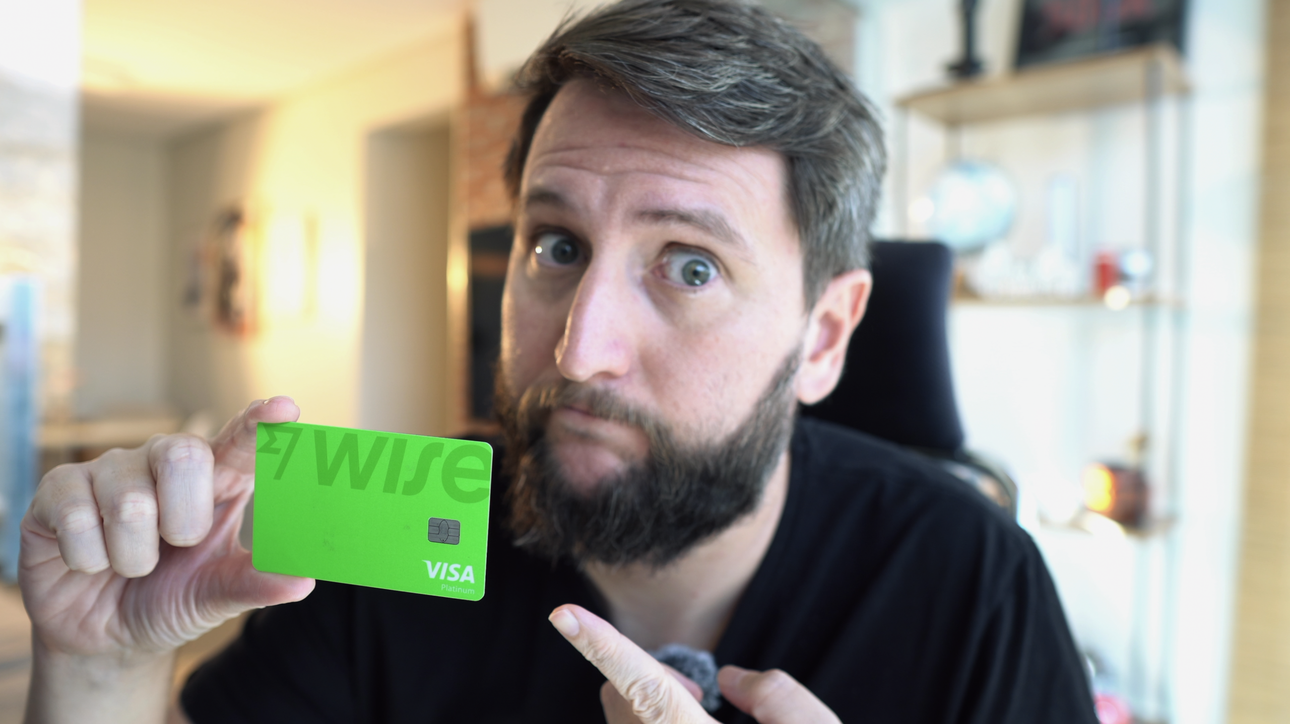 Eu segurando o cartão da Wise