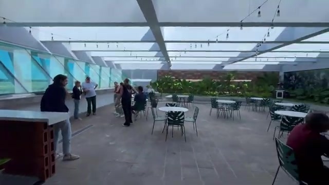 Área externa com mesas da Advantage VIP Lounge em Maceió