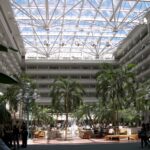 Atrio central do Aeroporto Internacional de Orlando MCO com palmeiras e fonte