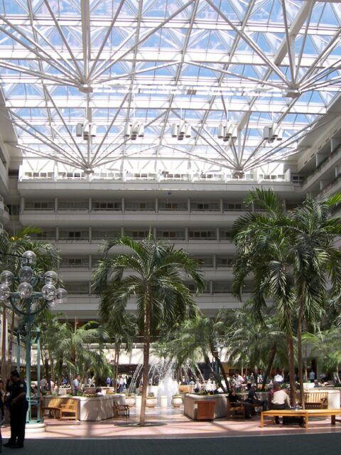 Atrio central do Aeroporto Internacional de Orlando MCO com palmeiras e fonte