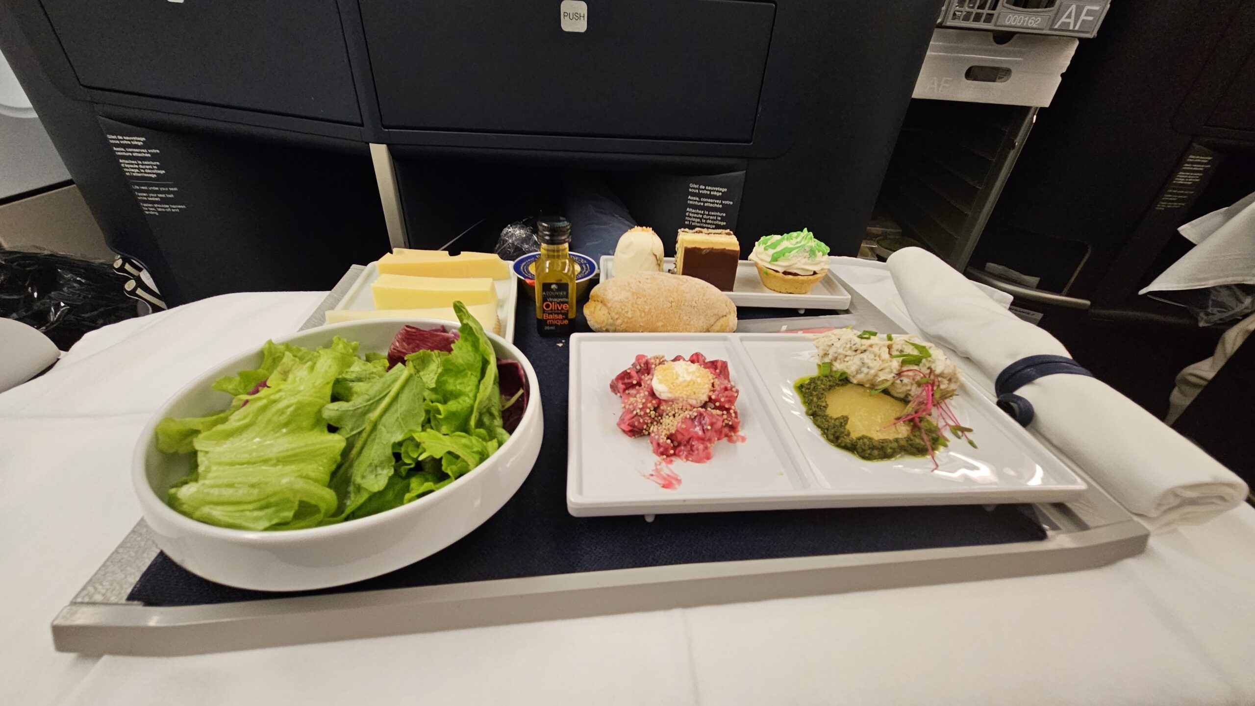 Bandeja da refeição da classe executiva da Air France com entrada, queijos, pão e sobremesas