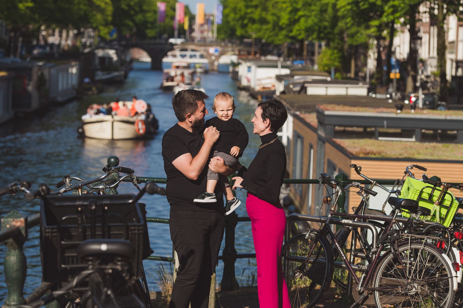 Bebe andando sozinho entre bicicletas estacionadas as margens de um canal de Amsterda
