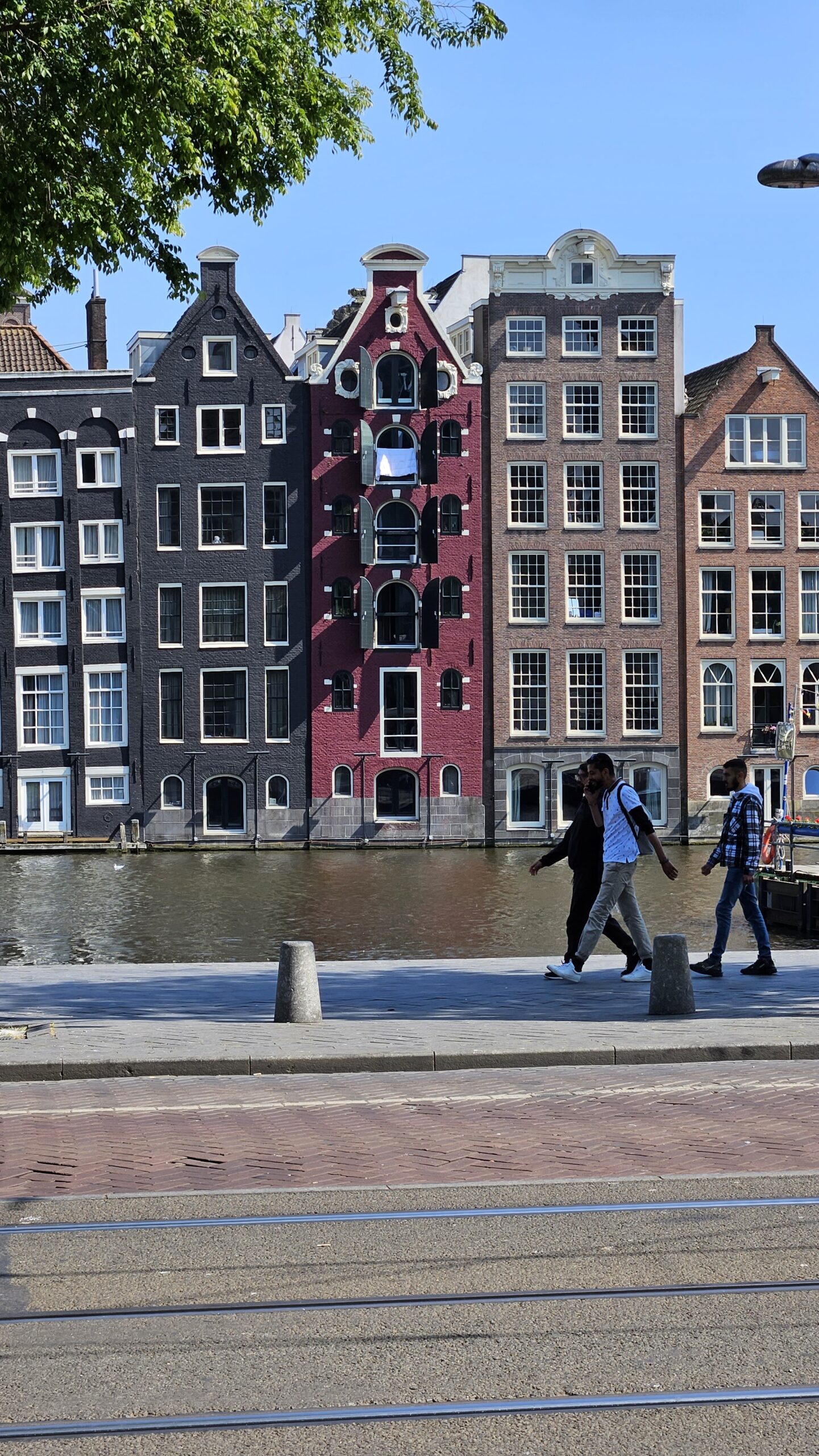 Casas coloridas às margens de um canal em Amsterdã