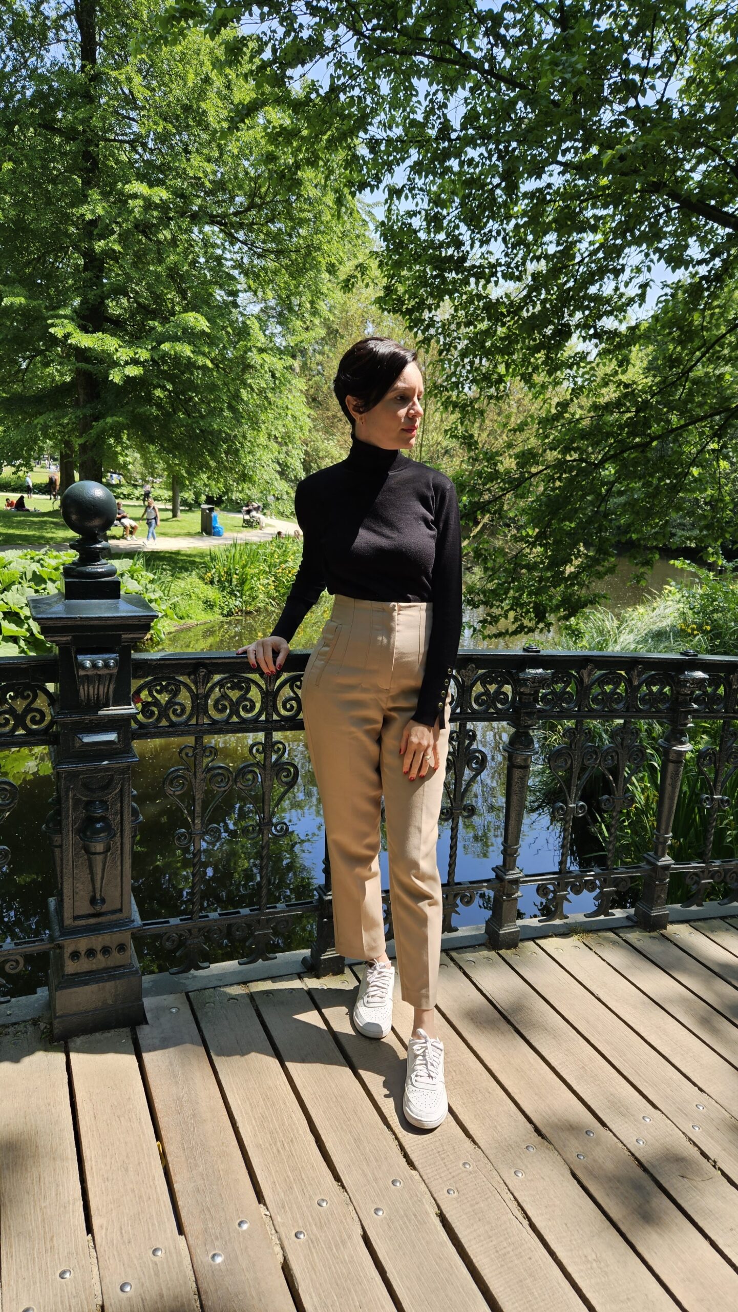 Ponte florida sobre um canal em Amsterdã