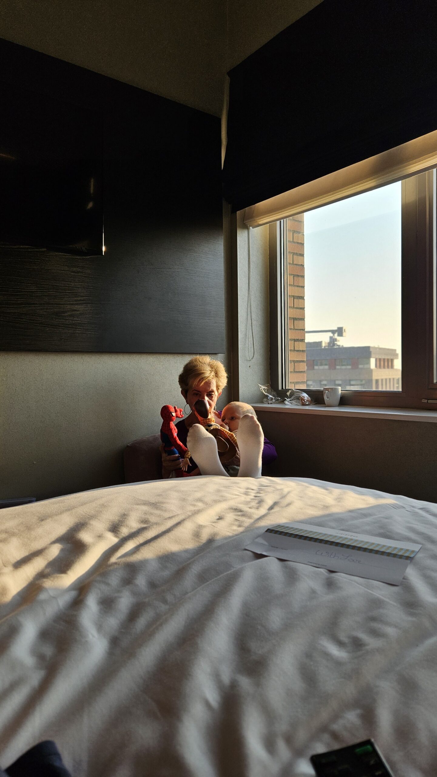 Quarto do hotel em Amsterdã preparado para receber o bebê da família