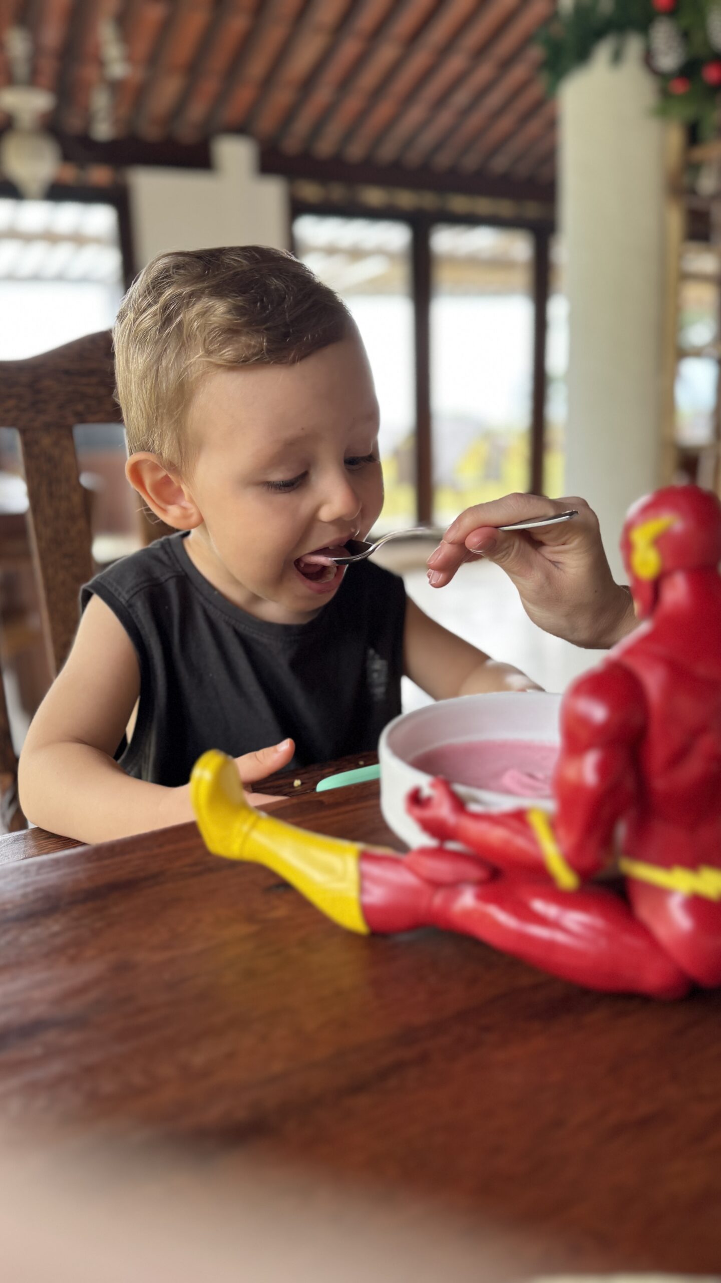 Samuel comendo o cardápio infantil do restaurante Tarumã no Angá Hotel