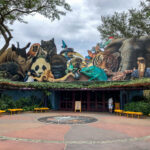 Fachada com mural de animais esculpidos na entrada do Disney's Animal Kingdom em Orlando