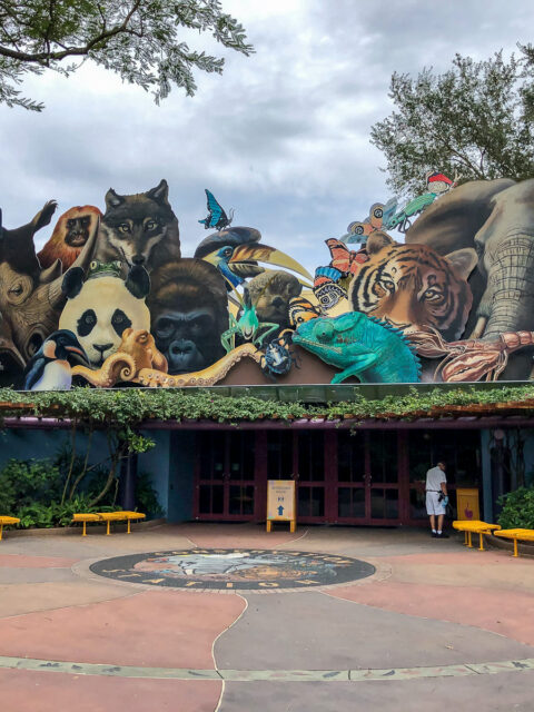 Fachada com mural de animais esculpidos na entrada do Disney's Animal Kingdom em Orlando