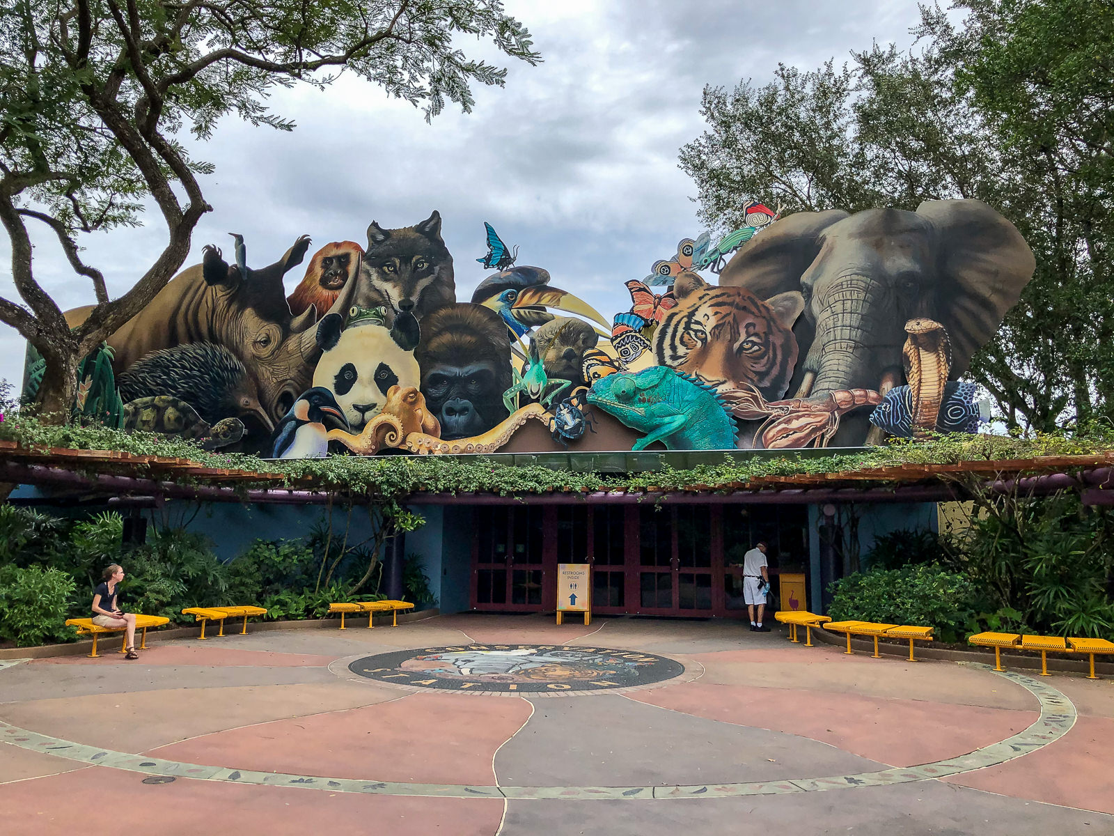 Fachada com mural de animais esculpidos na entrada do Disney's Animal Kingdom em Orlando