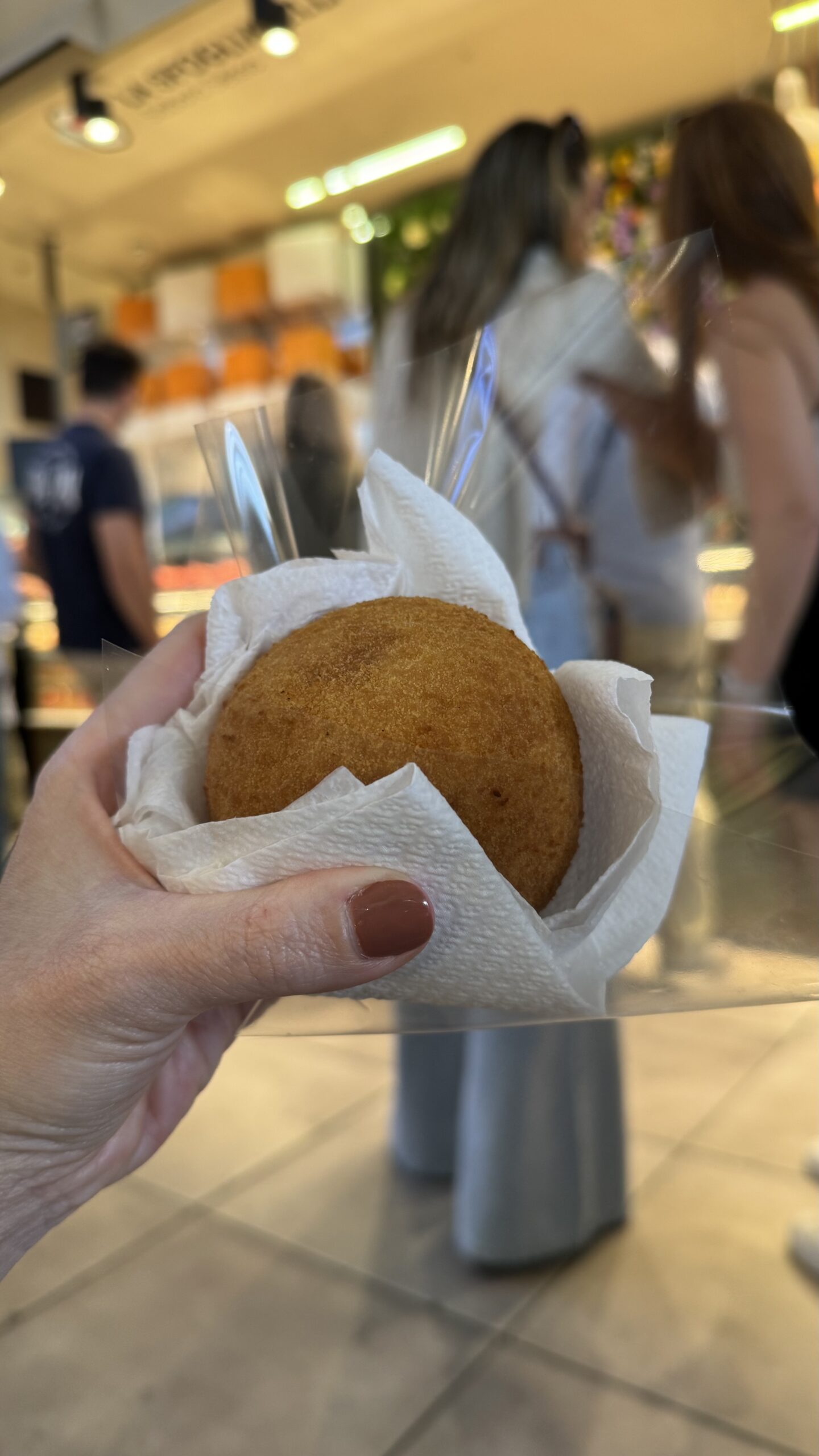 Arancini frito servido em guardanapo de papel no Mercato Centrale de Florença