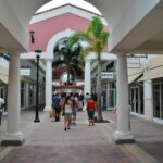 Corredor coberto com lojas de grife no Orlando International Premium Outlets, na International Drive