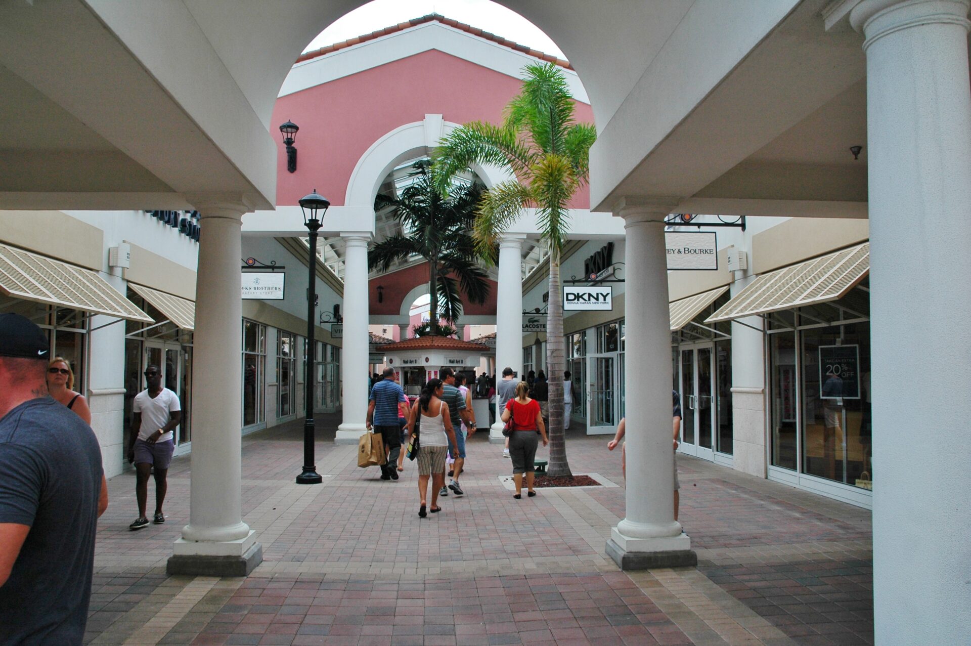Corredor coberto com lojas de grife no Orlando International Premium Outlets, na International Drive