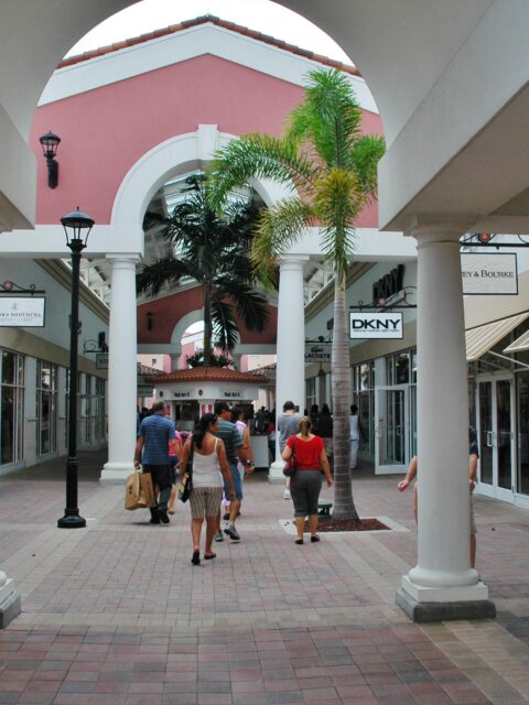 Corredor coberto com lojas de grife no Orlando International Premium Outlets, na International Drive