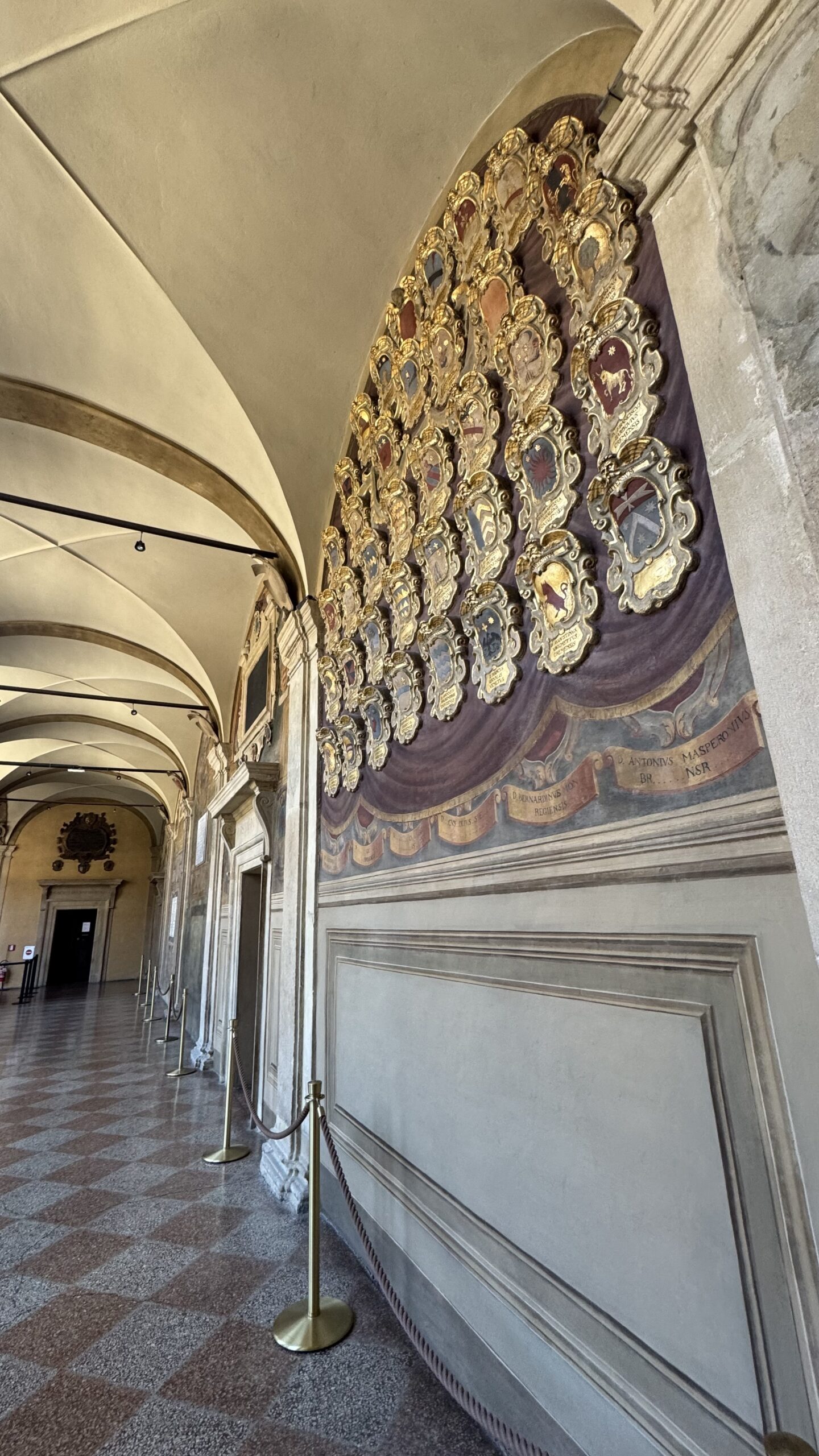 Corredor do Palazzo dell'Archiginnasio em Bolonha, com os brasoes pintados dos antigos alunos