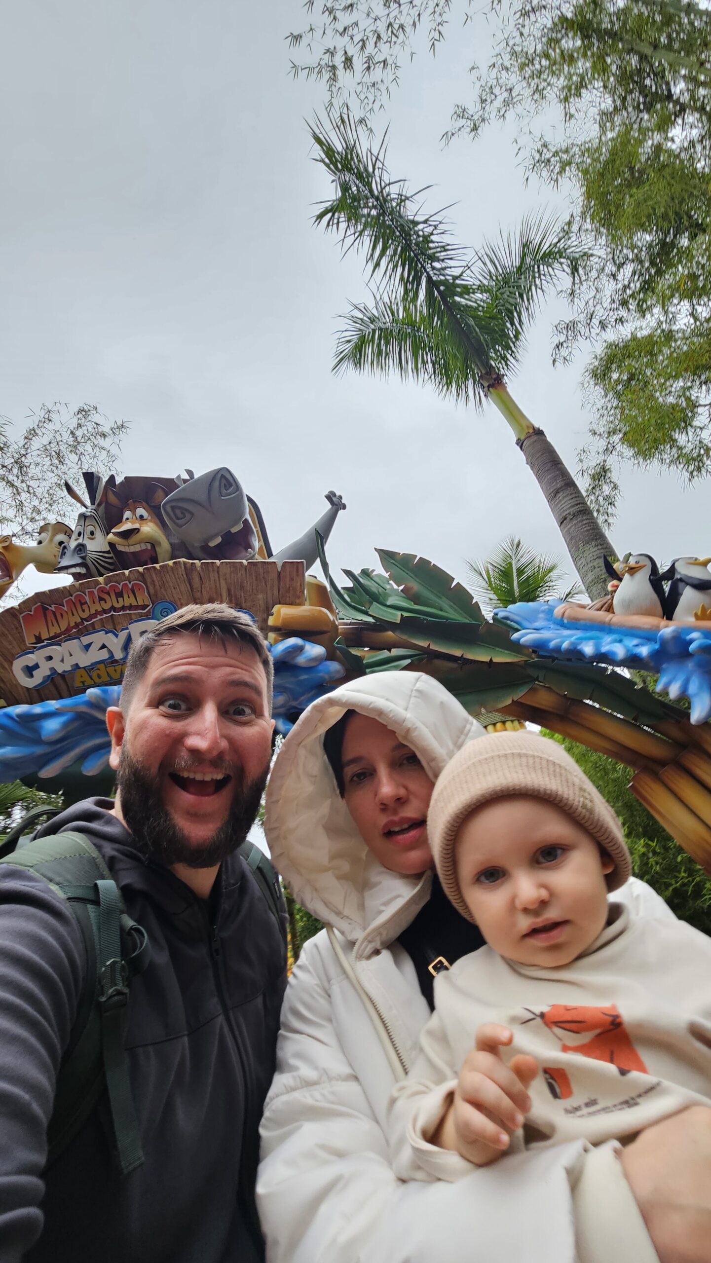 Família na entrada da área Madagascar Crazy Adventure do Beto Carrero World