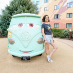 Fachada do setor Cars do Disney's Art of Animation Resort com o ônibus temático de Radiator Springs
