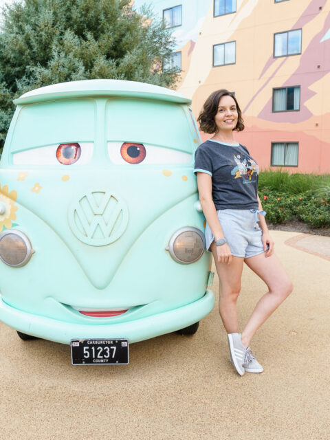 Fachada do setor Cars do Disney's Art of Animation Resort com o ônibus temático de Radiator Springs