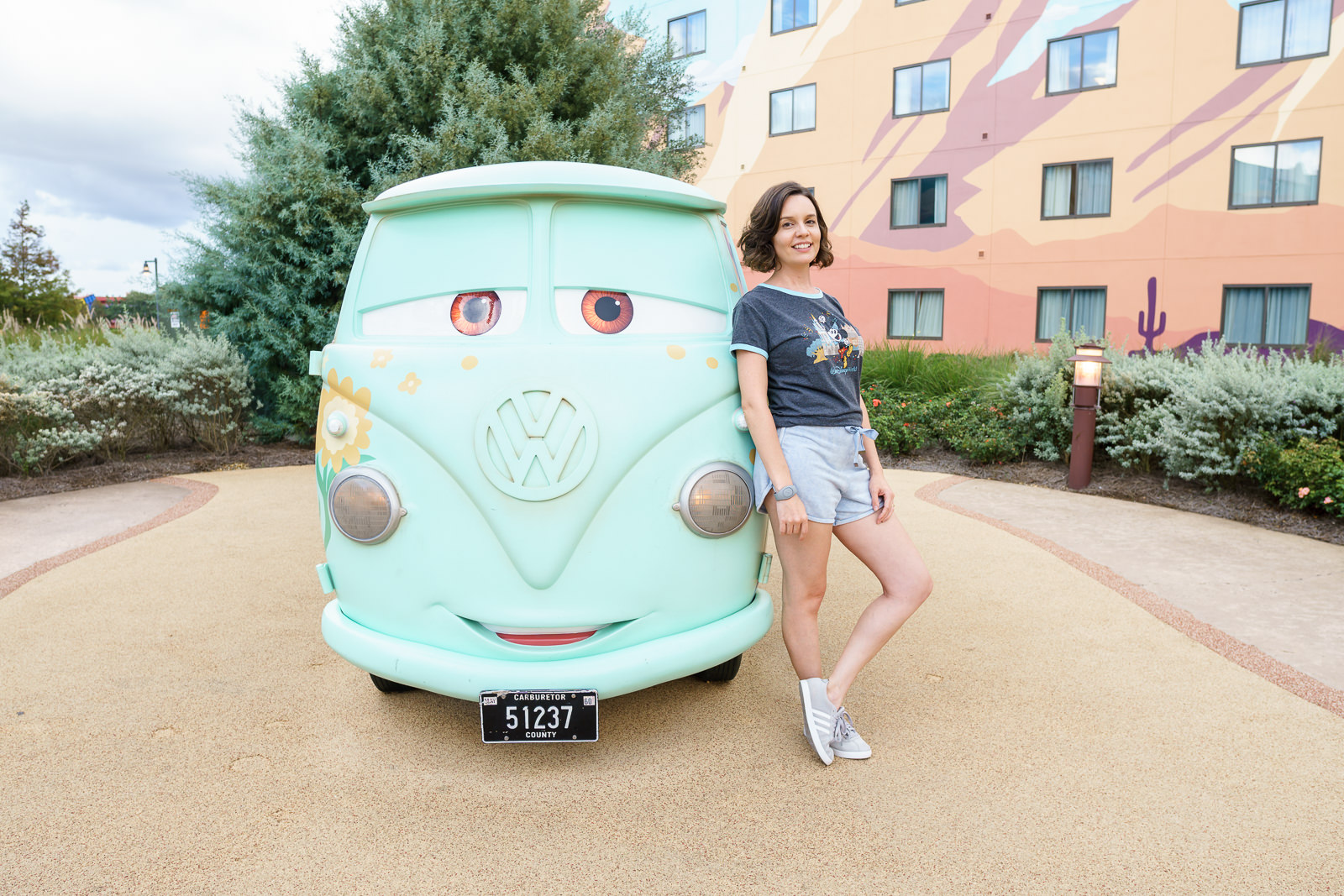 Fachada do setor Cars do Disney's Art of Animation Resort com o ônibus temático de Radiator Springs