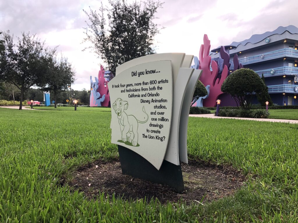 Fachada do Disney's Art of Animation Resort com tematizacao de O Rei Leao
