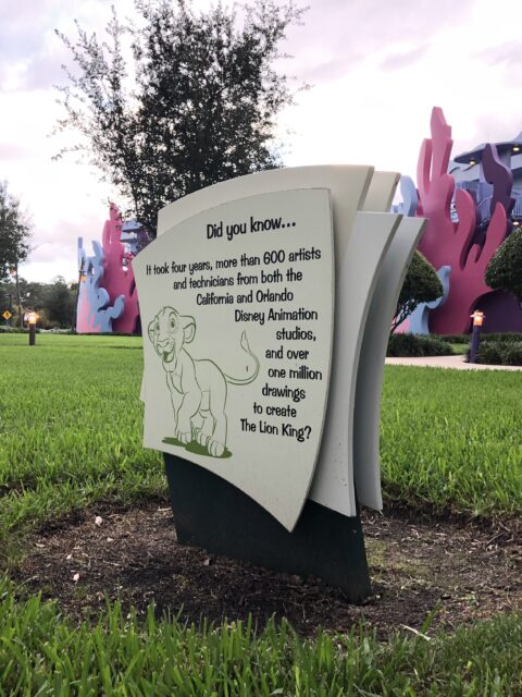 Fachada do Disney's Art of Animation Resort com tematizacao de O Rei Leao