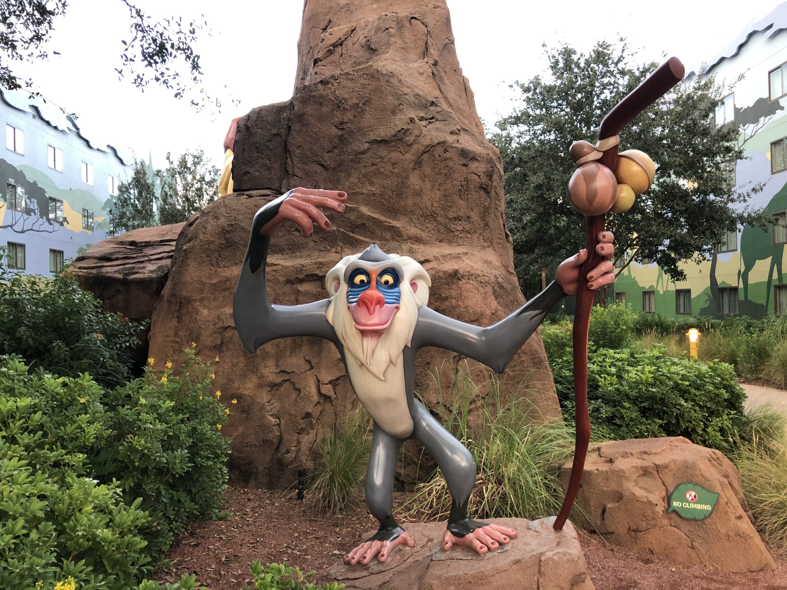 Estatua de Rafiki em frente aos predios do Disney's Art of Animation Resort