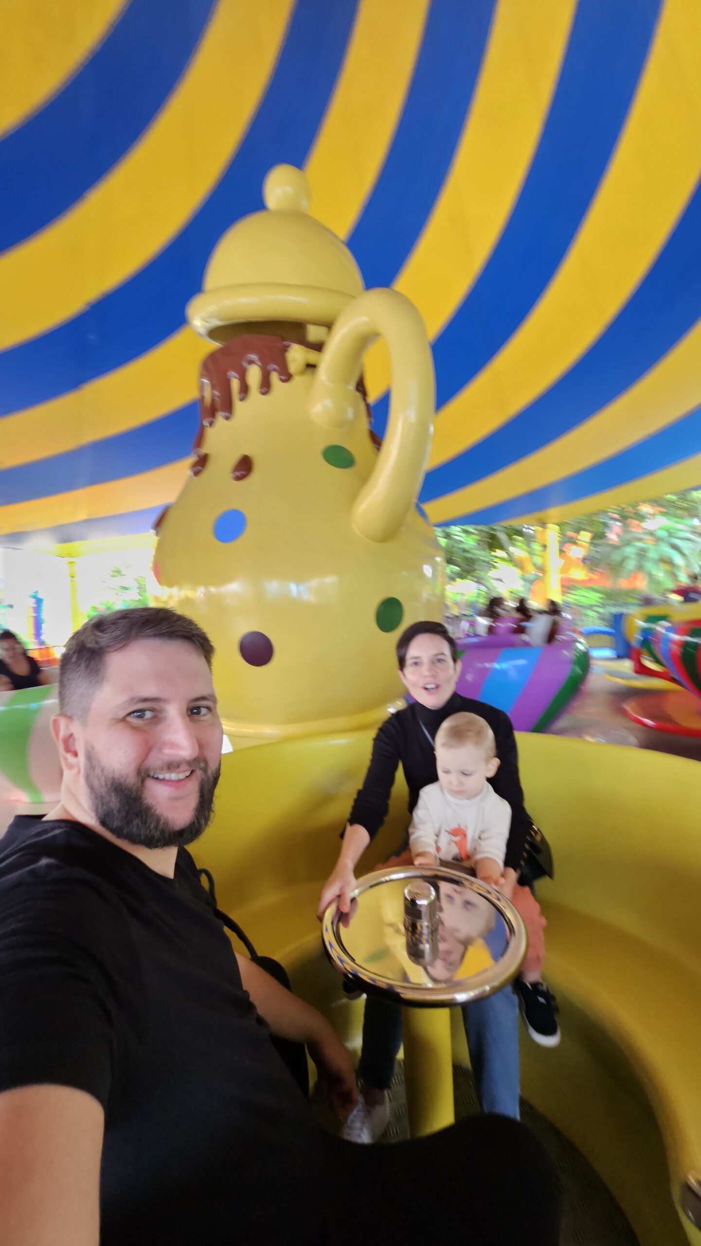 Família numa atração giratória para crianças em formato de bule no Beto Carrero World