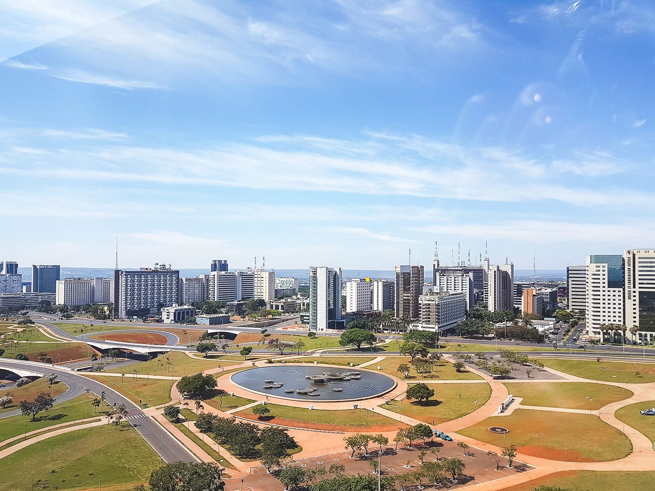 Vista do Eixo Monumental de Brasília a partir do rooftop do B Hotel