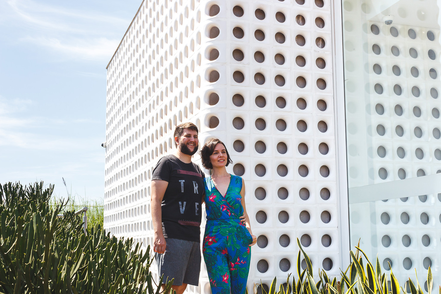 Carol e Rudi em frente à fachada vazada do B Hotel em Brasília