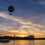 Balao no por do sol na lagoa do Disney Springs em Orlando