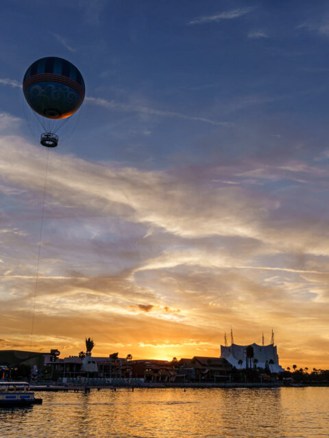 Balao no por do sol na lagoa do Disney Springs em Orlando
