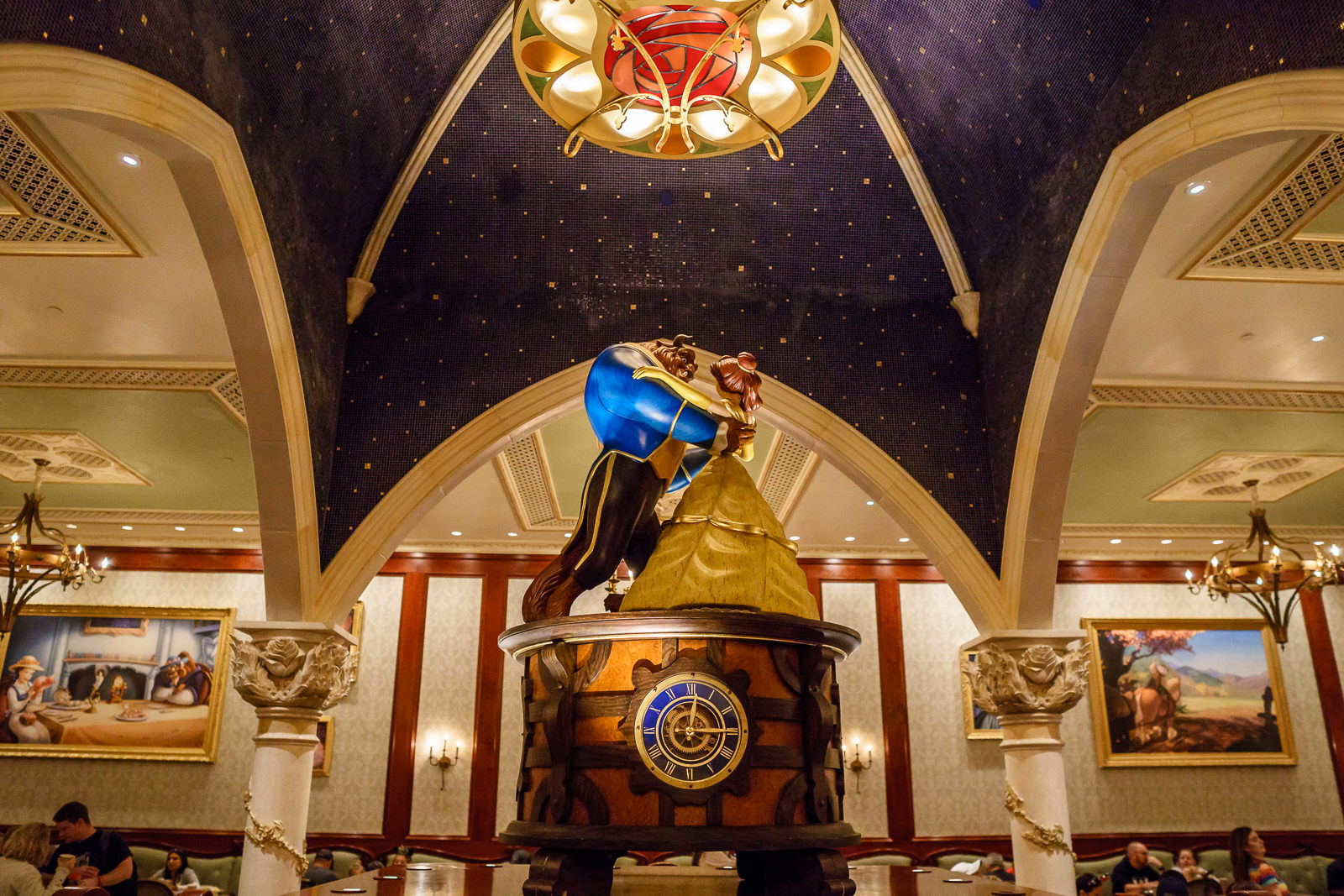 Salão do restaurante Be Our Guest com a escultura da Bela e a Fera