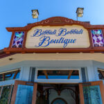 Fachada da loja Bibbidi Bobbidi Boutique em Orlando, com letreiro e vitrais decorativos