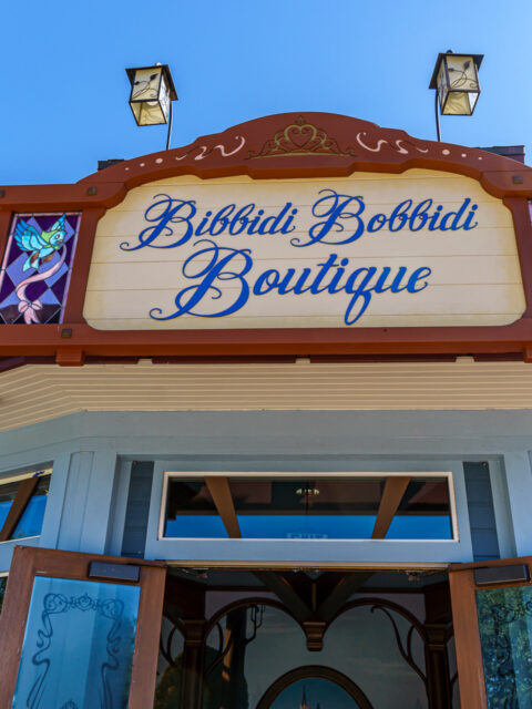 Fachada da loja Bibbidi Bobbidi Boutique em Orlando, com letreiro e vitrais decorativos