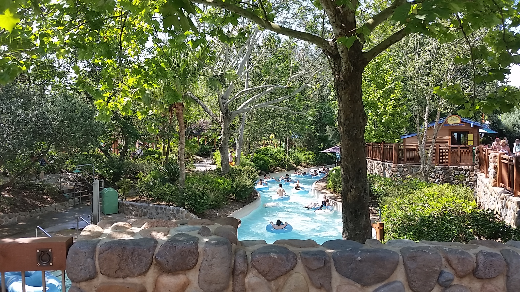 Rio lento (lazy river) do Blizzard Beach com visitantes em boias