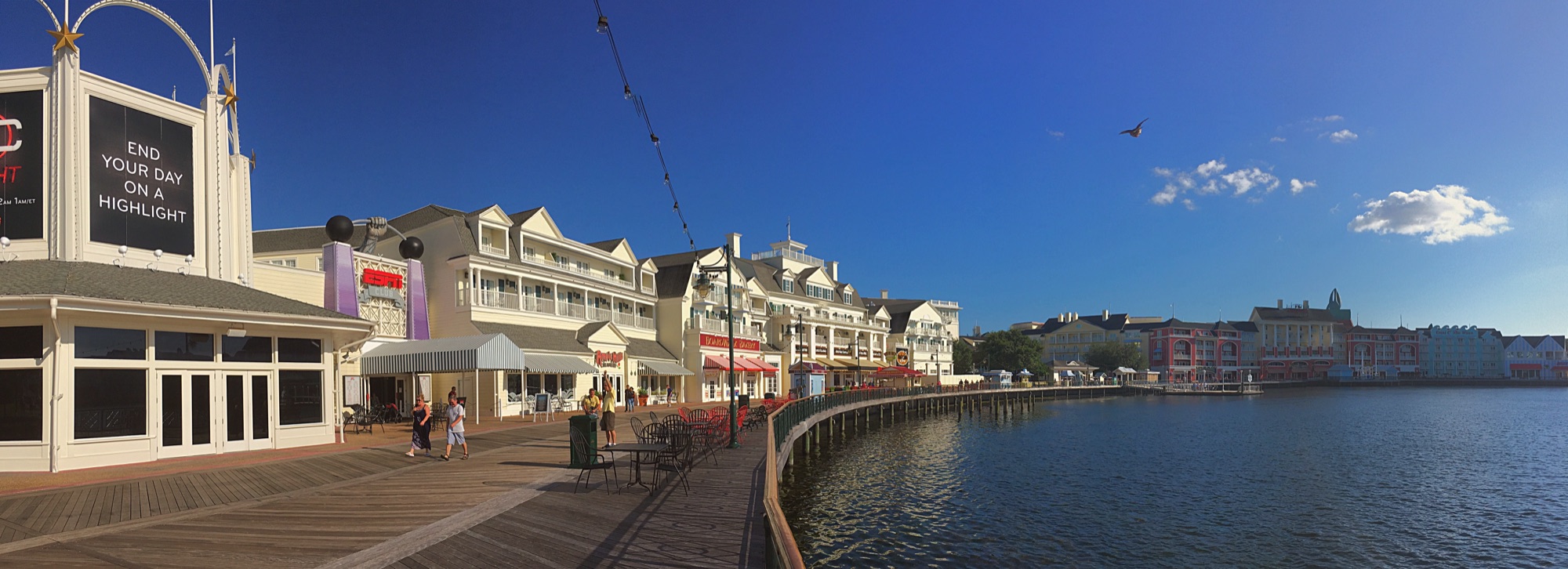 Calcadao do Disney's BoardWalk com o ESPN Club, lojas e restaurantes a beira do lago