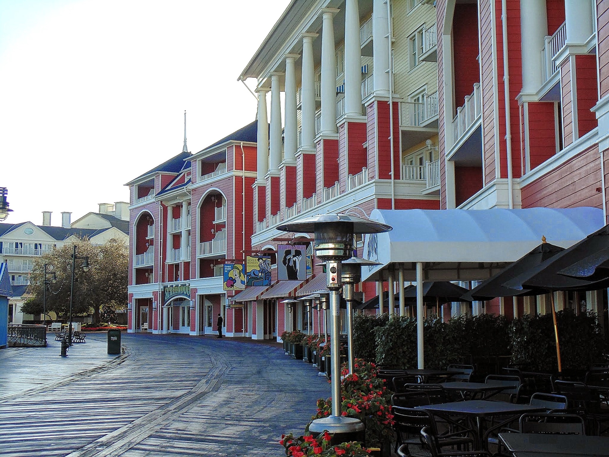 Lojas e fachadas coloridas no calcadao do Disney's BoardWalk