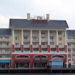 Fachada do Disney's BoardWalk Inn vista do calcadao a beira do Crescent Lake