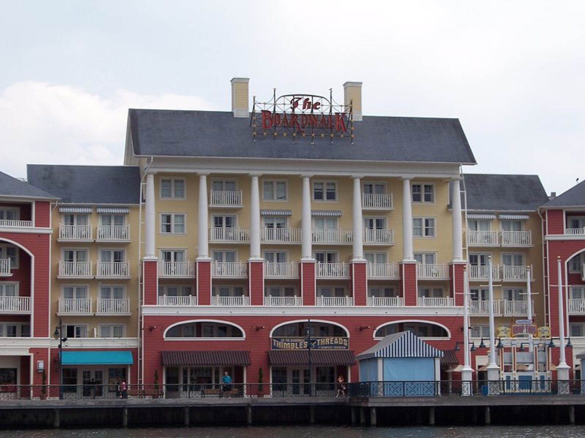 Fachada do Disney's BoardWalk Inn vista do calcadao a beira do Crescent Lake