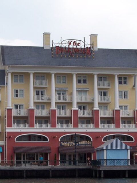 Fachada do Disney's BoardWalk Inn vista do calcadao a beira do Crescent Lake