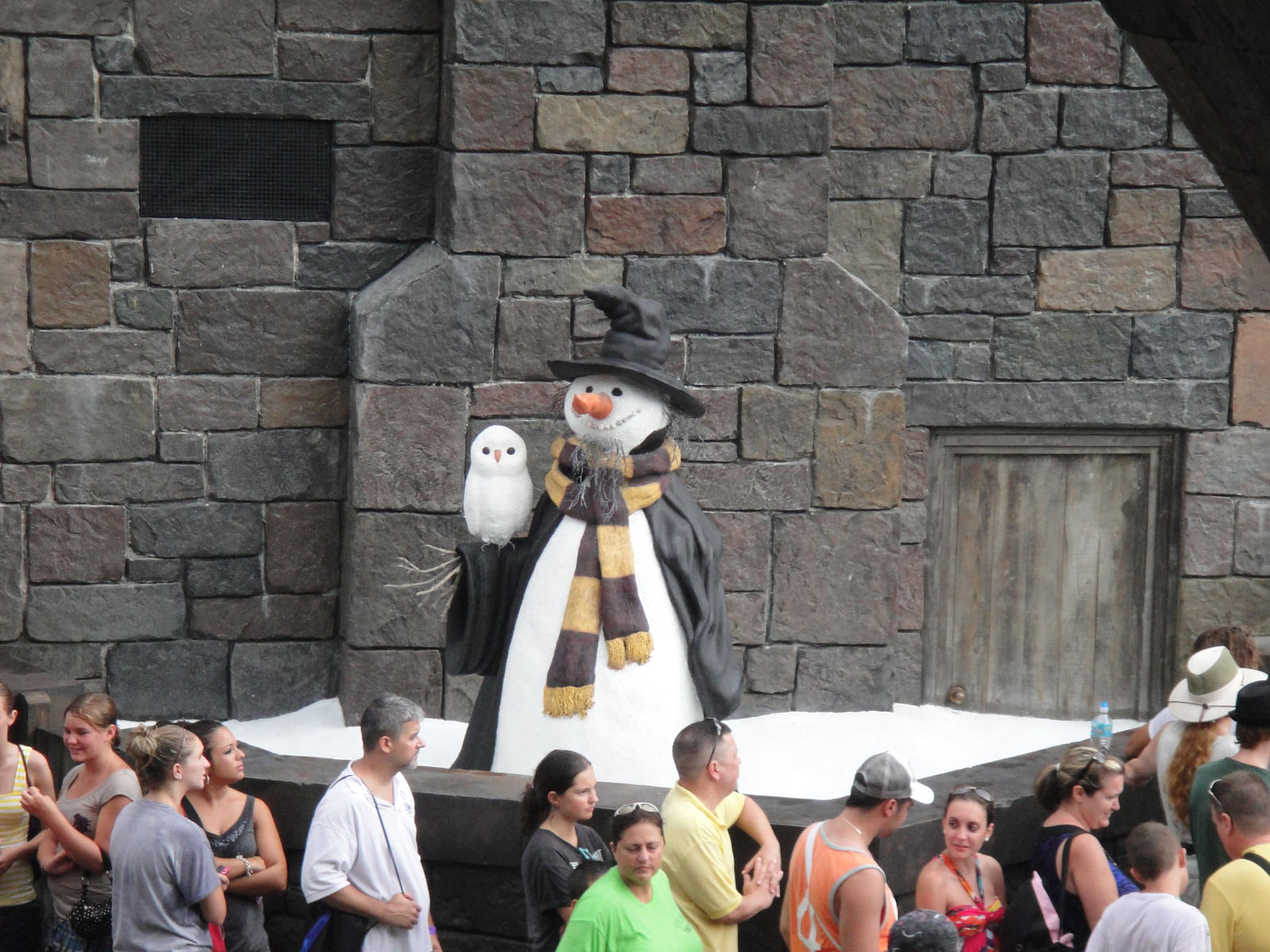 Boneco de neve temático em Hogsmeade durante a decoração de Natal da Universal Orlando