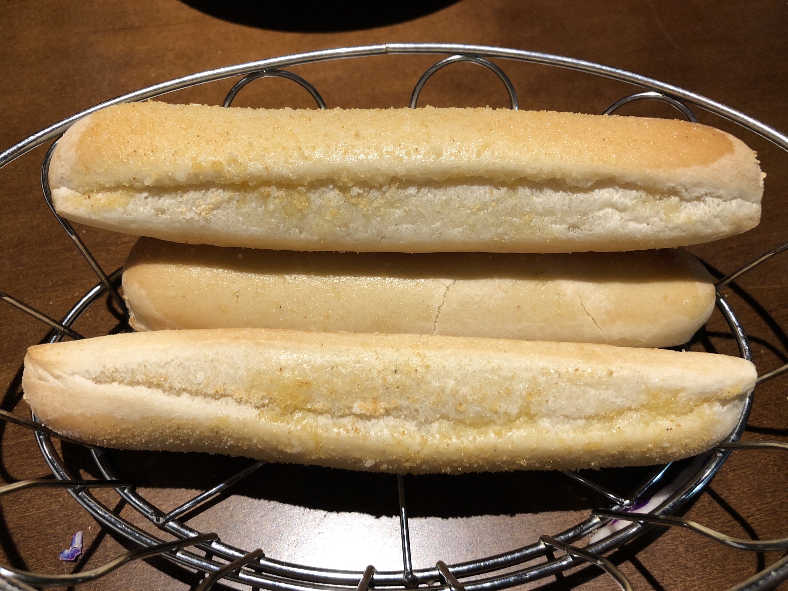 Cesta com breadsticks de alho e ervas do Olive Garden
