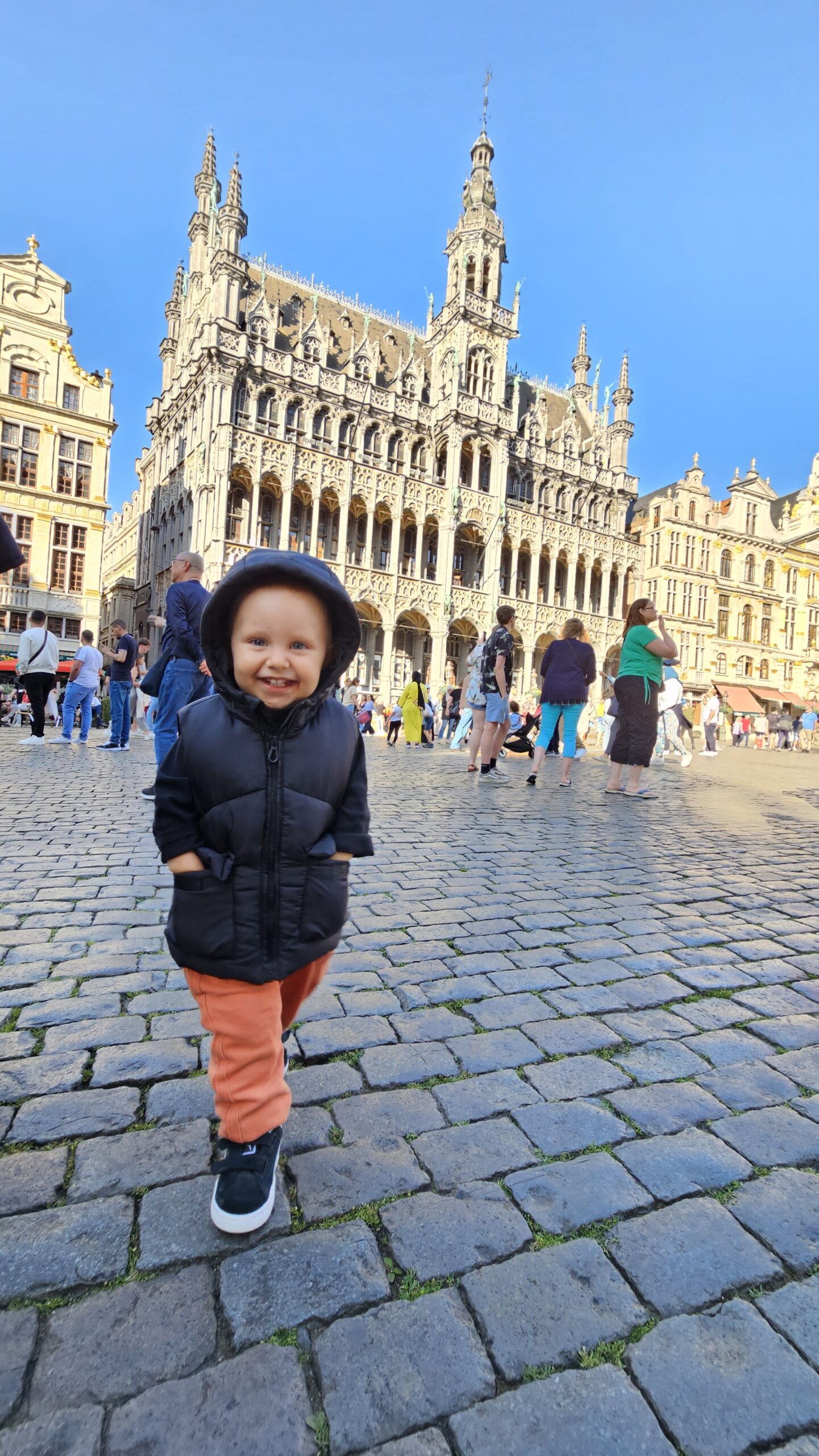 O bebe Sam no colo em frente as fachadas historicas da Grand Place de Bruxelas