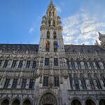 Fachada gotica da prefeitura de Bruxelas na Grand Place com o campanario ao centro