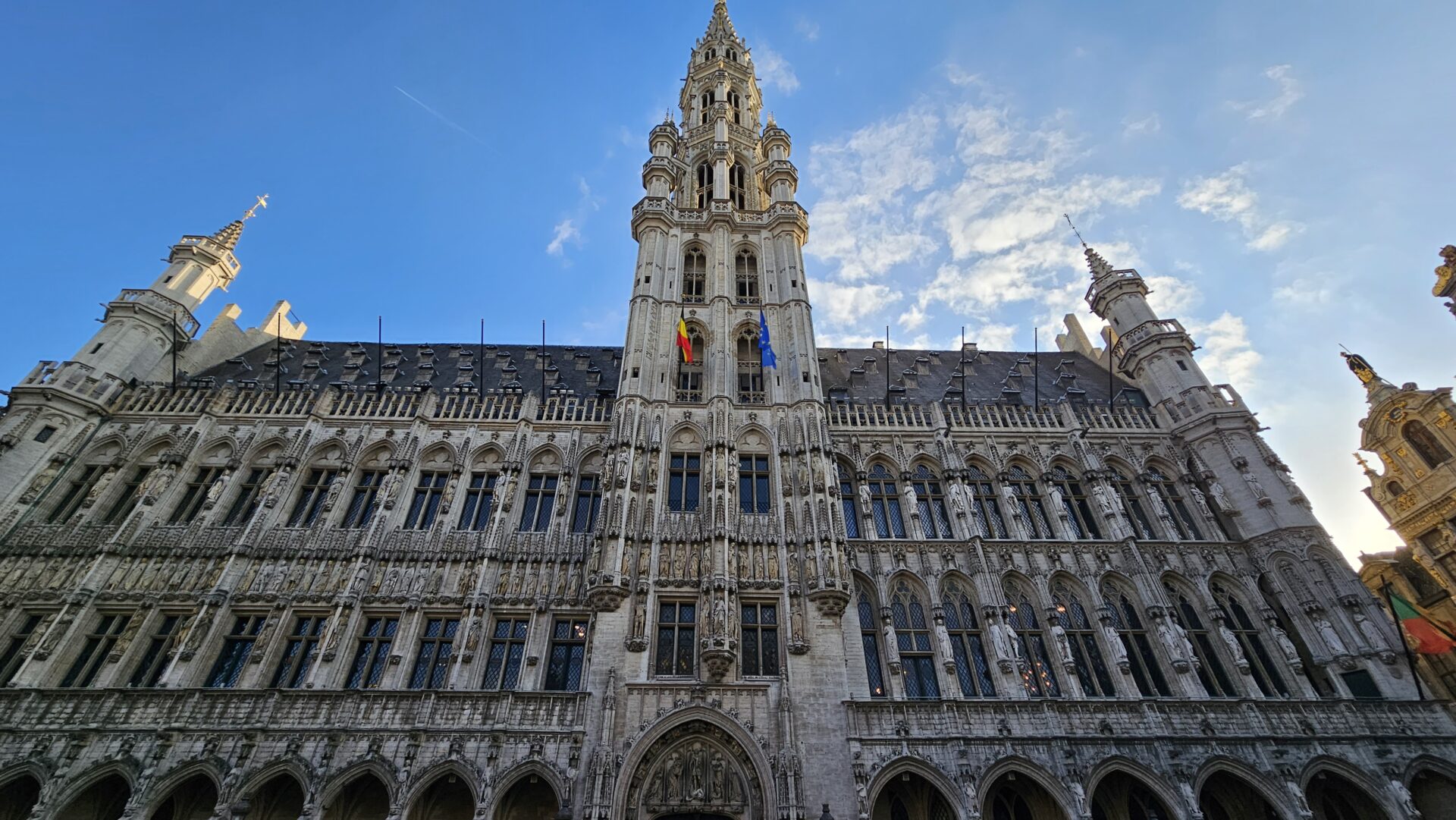 Fachada gotica da prefeitura de Bruxelas na Grand Place com o campanario ao centro