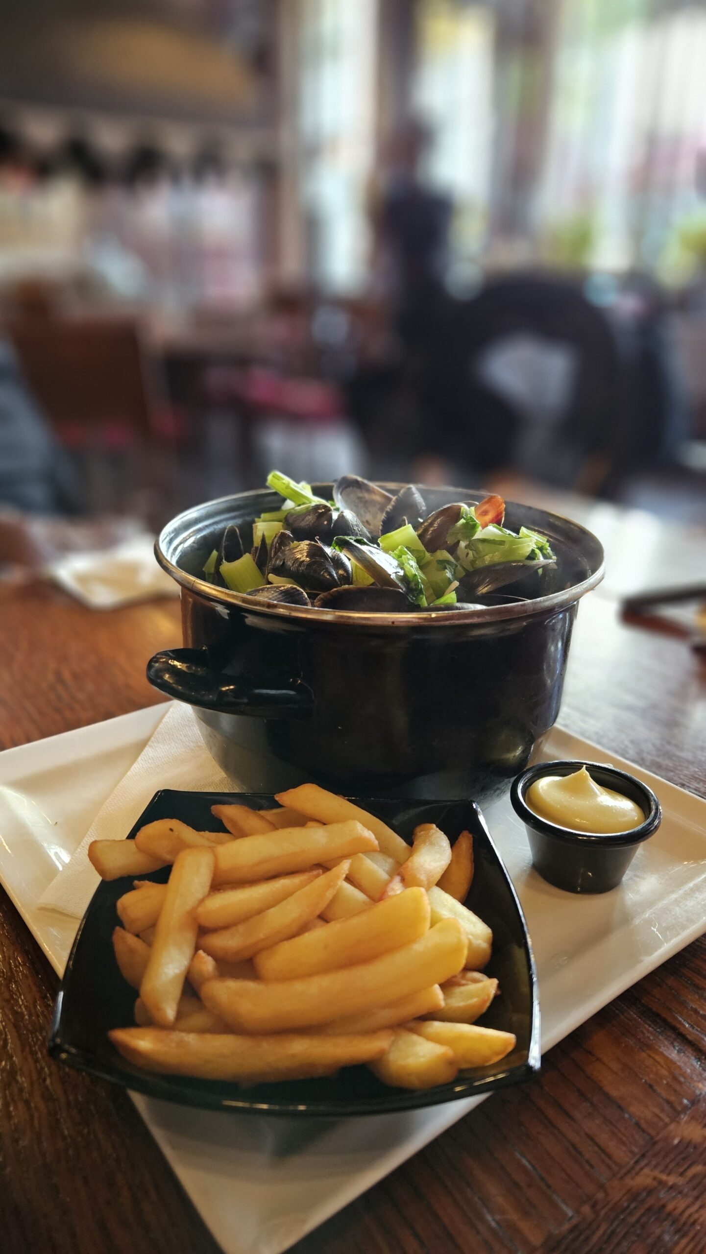 Outra porcao de moules frites, o prato tipico servido em Bruxelas, com batata frita ao lado