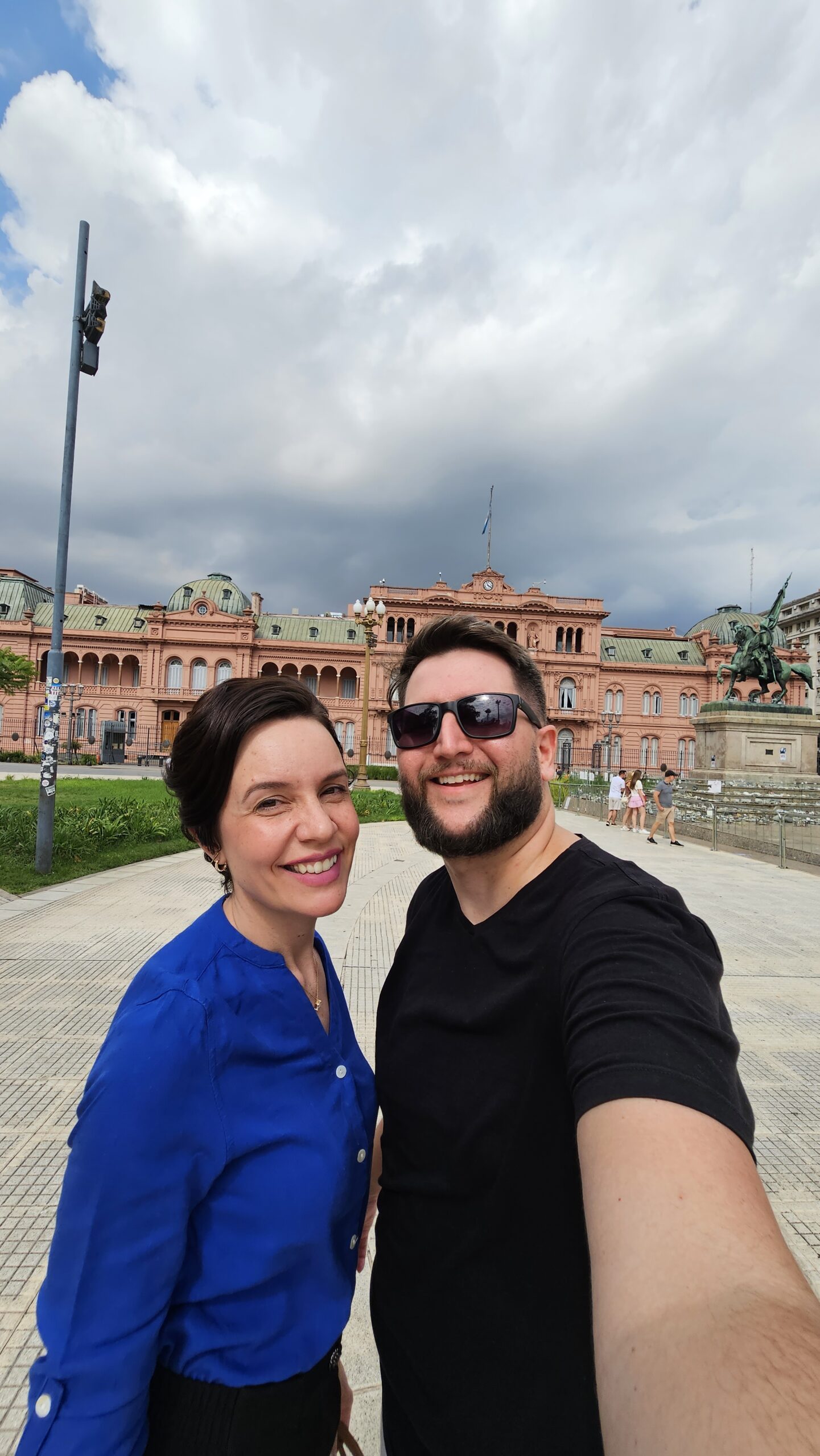Casal em frente à Casa Rosada, sede do governo argentino em Buenos Aires