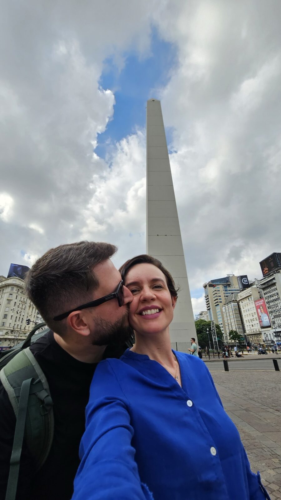 Casal se abraçando em frente ao Obelisco de Buenos Aires